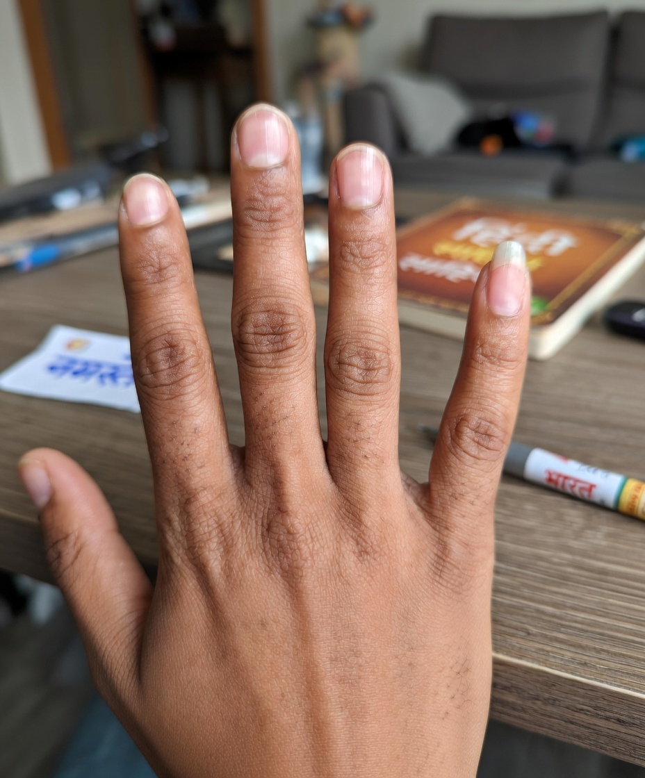 कुछ पुरुष अपनी छोटी उंगली का नाखून लंबा क्यों बढ़ाते हैं? आम कारणों और आदतों की पड़ताल