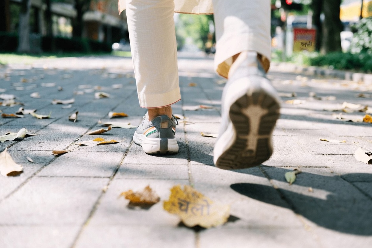 दिन में सिर्फ 10 मिनट चलना आपकी ऊर्जा, मनोदशा और समग्र स्वास्थ्य को कैसे बेहतर बना सकता है