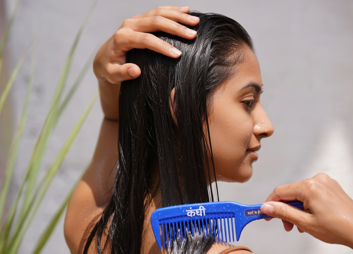 क्या आप बालों की इस साप्ताहिक आदत को नज़रअंदाज़ कर रहे हैं जो बालों को बेजान बनाए रखती है?