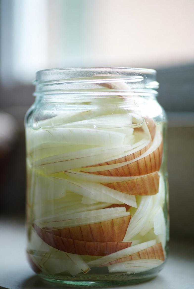 घर पर प्राकृतिक रूप से आँखों के स्वास्थ्य को सहारा देने में प्याज की क्या भूमिका है? उपयोगी दैनिक सुझाव