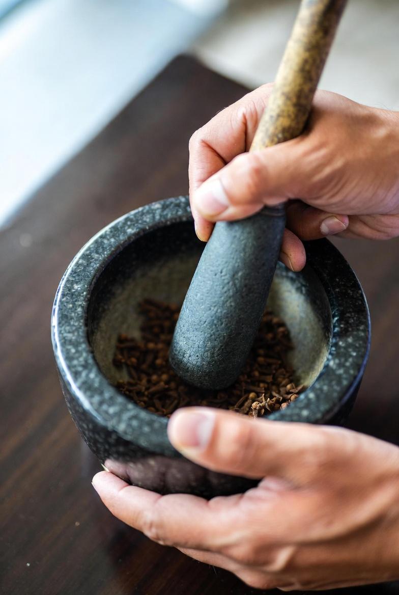 प्राकृतिक त्वचा देखभाल के विचार: स्वस्थ दिखने वाली त्वचा के लिए लौंग और नारियल तेल का उपयोग कैसे करें