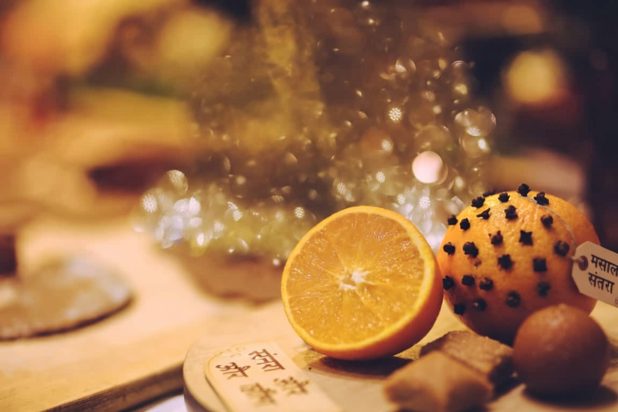 नींबू में लौंग लगाएं और अपने इंटीरियर को बदलें: एक टिप जो सारा फर्क ला देती है!