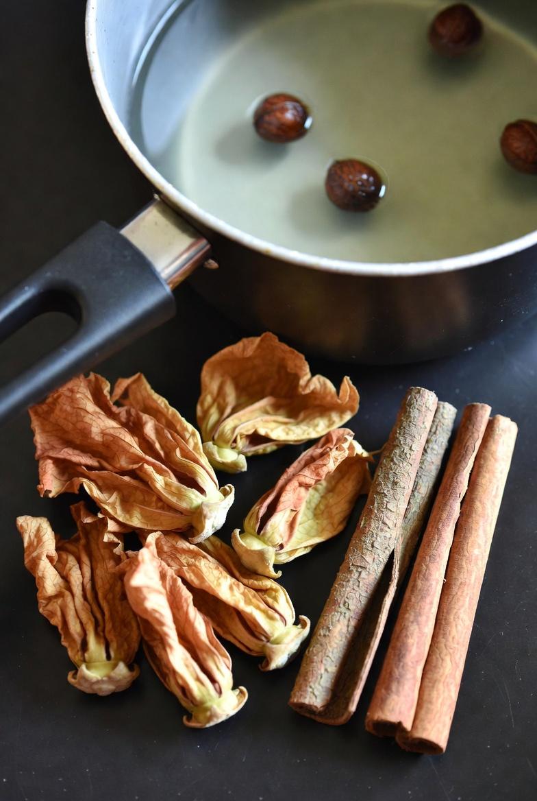 दालचीनी और लौंग के साथ हिबिस्कस चाय के चौंकाने वाले स्वास्थ्य लाभ जानें